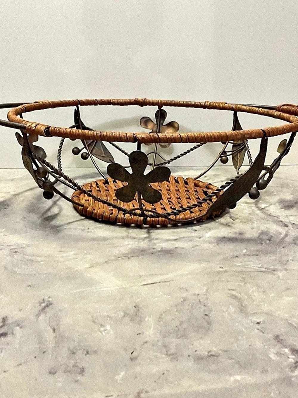 Vintage Art Decor-Style 9x12 Rattan Basket Dark Metal Frame with Floral & Leaf M